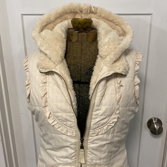BILLABONG HOODED VEST WITH FAUX FUR LINING AND RUFFLES - Picture 8 of 16